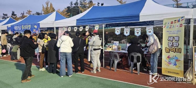 밀양시 해와달어린이집이 12일 밀양시종합운동장 보조경기장에서 나눔장터 행사를 진행했다.