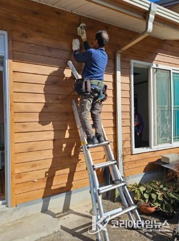 희망복지서비스로 주민 가구에서 전기안전점검을 하고 있는 모습