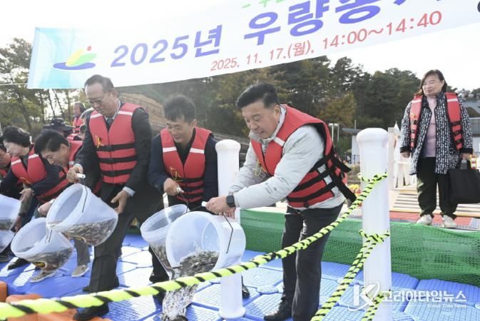 토종어류 방류 작업 모습