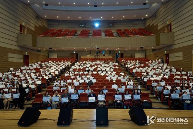 천안시가 17일 시청 봉서홀에서 보육교직원 한마음 행사를 열고 기념촬영을 하고 있다.