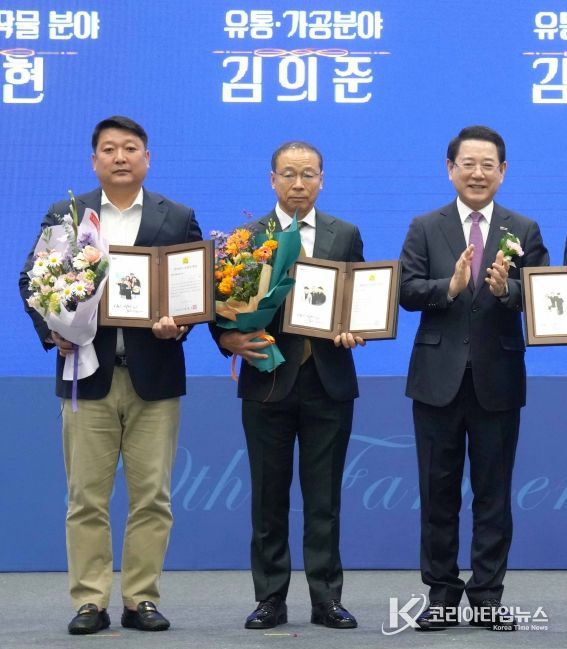 제30회 전남농업인의날 기념식에서 이현농가(왼쪽 첫 번째)가 수상패와 꽃다발을 들고 있다.