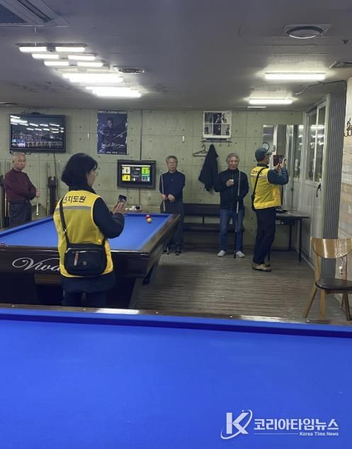 담당 공무원과 금연 지도원이 합동 단속을 하고 있다.