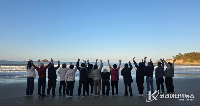 자살예방 힐링캠프에 참여해 신안 일대를 관람하는 참여자들