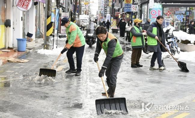 조용익 부천시장이 지난해 부천역 마루광장을 찾아 폭설 대응 상황을 점검한 뒤 제설작업에 동참했다.