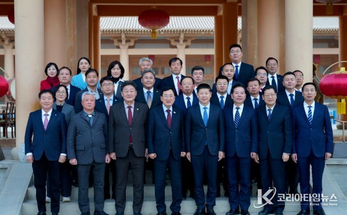 중국 둔황시를 방문한 주낙영 경주시장과 경주시 대표단이 18일 둔황시청 앞에서 둔황시 주요 인사들과 기념촬영을 하고 있다.