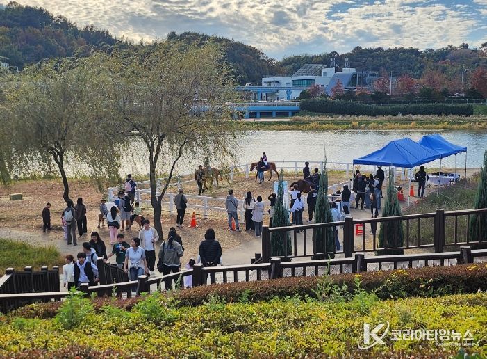 정원에서 동천 윤슬 바라보며 말타고 ‘힐링’