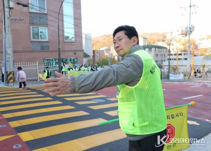19일 교동초 앞에서 이상일 시장이 교통지도 봉사를 하고 있다