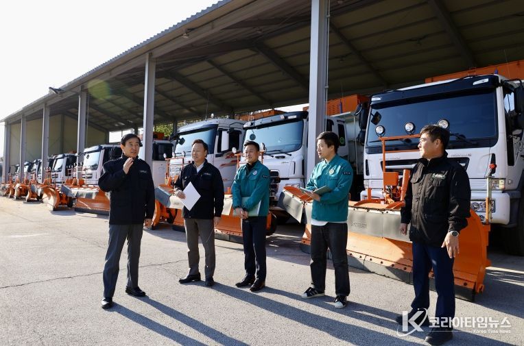 조길형 충주시장 동절기 재난 대비 현장 점검(왼쪽 조길형 시장이 제설제와 차량 장비 가동을 확인하고 있다)