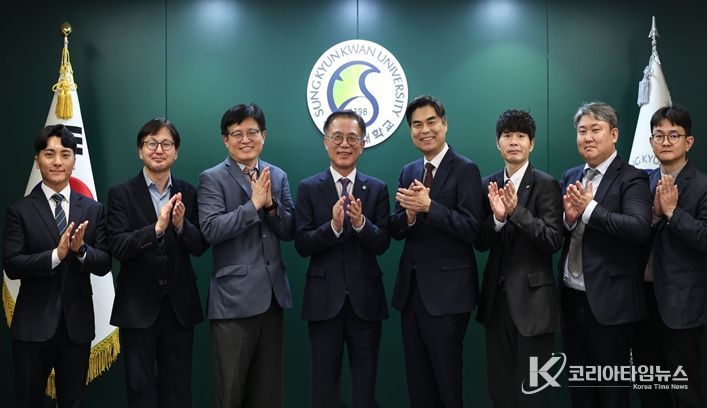 서울AI재단-성균관대학교 업무협약식 체결 (가운데 왼쪽 유지범 성균관대학교 총장, 오른쪽 김만기 서울AI재단 이사장)