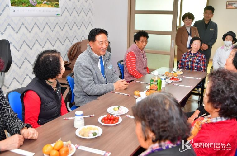 19일 남면 죽분경로당을 찾은 김한종 장성군수가 어르신들과 환담을 나누고 있다.