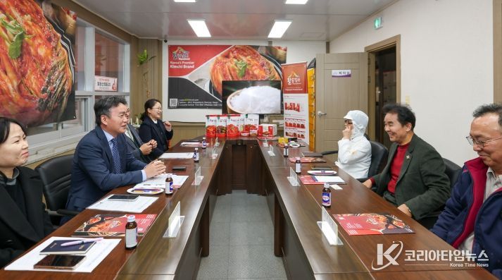 이종욱 관세청 차장(왼쪽 아래 두 번째)이 20일 대구에 소재한 우수식품 인증업체인 영농조합법인 ‘팔공김치’를 방문하여 간담회를 개최하고 업체의 의견을 청취하고 있다
<p>