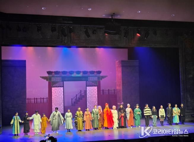 경주에서 열린 창작뮤지컬 '김교각' 공연 종료 후 출연진이 무대 인사를 하고 있다