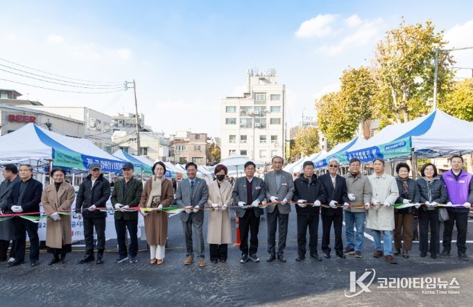 (오른쪽) 동진주차장 테이프커팅을 하고 있는 박강수 마포구청장