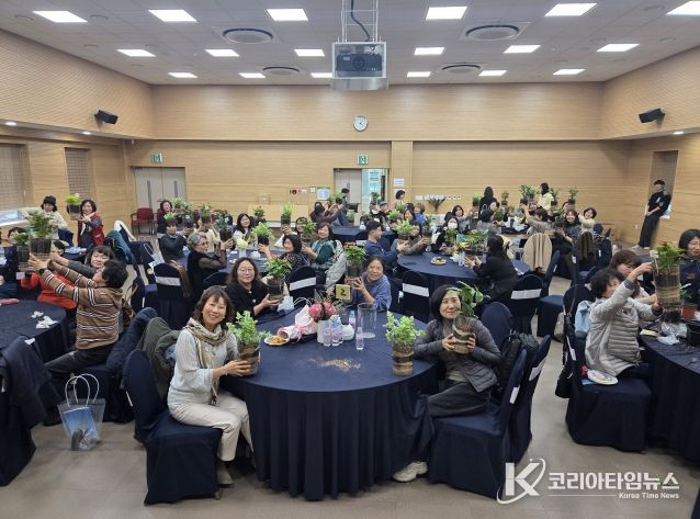 도시농업 참여자들과 유관기관 관계자 등이 ‘2025년 도시농업 종합평가회’에서 함께하고 있다.