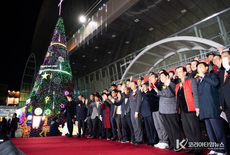 구미역 광장, 성탄트리 밝혀…시민과 함께 따뜻한 겨울 연다(성탄트리, 단체사진)