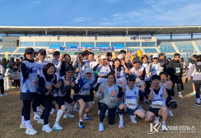 전라남도교육청 소속 마라톤 동호회 ‘길벗 25’동호인들이 23일 열린 ‘2025 김대중마라톤대회 및 제38회 전남교육감기 마라톤 대회’에 참가해 기념사진 촬영을 하고 있다.