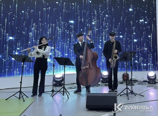 22일 열린 무봉산자연휴양림 별빛콘서트에서 '온음'이 공연하고 있다