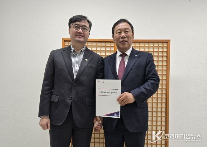 왼쪽부터 임기근 기재부 제2차관, 최민호 시장