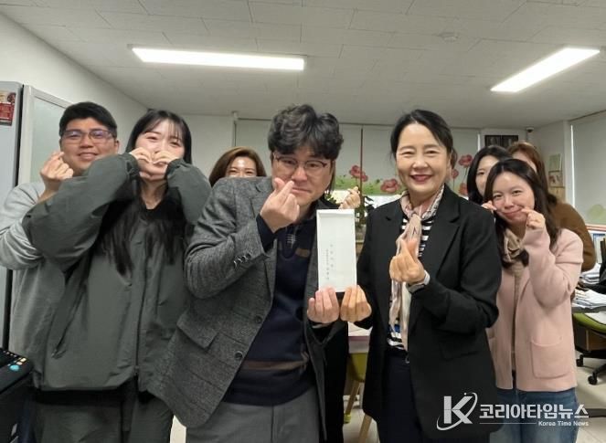 “현장 목소리에 귀 기울이며”…정읍시청 김행숙 국장, 복지관 찾아 성금 전달