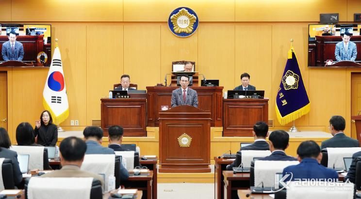 이완섭 서산시장이 25일 서산시의회 제2차 정례회에서 내년도 시정 운영 방향을 설명하는 모습