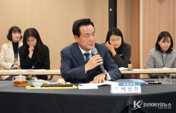 건의사항을 전달하는 백성현 논산시장