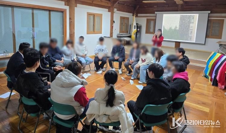 「2025년 청소년 디지털 디톡스 캠프」에 참가한 청소년과 가족들이 가족심리극 '통하는우리집' 프로그램에 참여하고 있다