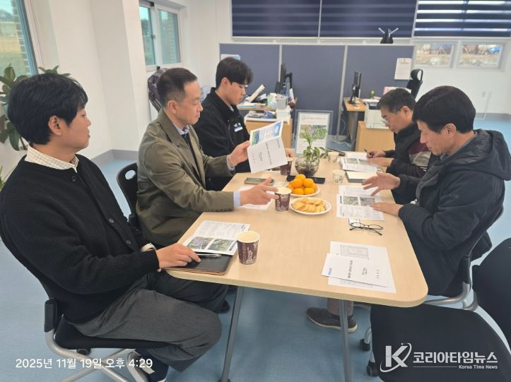 옥천군 화물자동차 공영차고지를 방문한 여주시 직원 모습