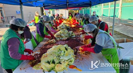 곡성군 새마을회와, 새마을 부녀회에서 관내 취약계층을 위해 김장을 하고 있다.