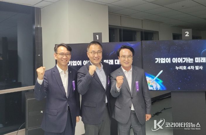 한국형 발사체 누리호 4차 발사 성공 축하(왼쪽부터 김명주경제부지사, 최형두국회의원, 박동식사천시장)