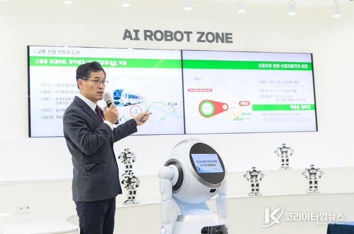 26일 넓은들미래교육센터에서 진행한 ‘서울시 출입기자 프레스투어’에서 브리핑 중인 이기재 양천구청장