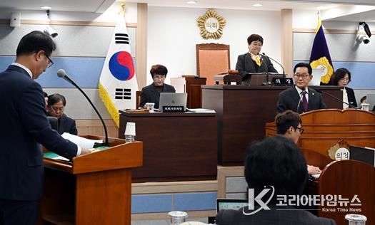 27일 열린 남해군의회 제289회 제2차 정례회 제2차 본회의에서 장행복 의원이 군정질문을 실시하고 있다.