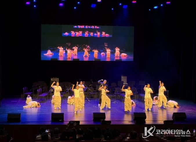 <꿈의무용단 영덕> 단원들이 11월 22일 영덕문화예술축제 오프닝 무대에서 공연을 펼쳤다.