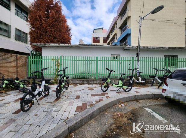 11월 27일 캠페인 전 구로고등학교 후문에 공유 전기자전거가 무질서하게 주차된 모습