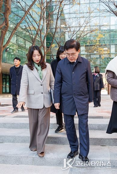진교훈 서울 강서구청장(오른쪽)이 공항중학교를 찾아 학교 관계자, 학부모 등과 함께 노후 시설물 보수공사 상태를 살펴보고 있다.