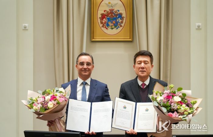 포항시는 지난 28일(현지시간) 헝가리 제2의 도시 데브레첸시와 배터리 산업을 중심으로 한 미래 신산업 협력 및 인재·문화 교류 확대를 위한 우호교류 협약(MOU)을 체결했다.