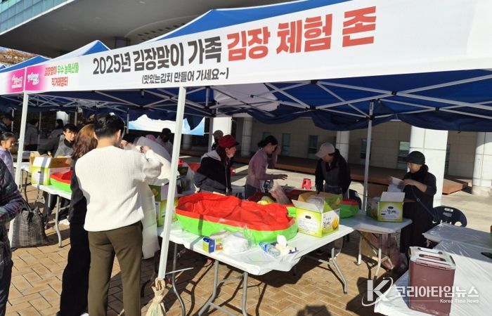 포항시는 지난 28일부터 29일까지 시청 앞 광장에서 김장맞이 직거래 장터를 개최했다.