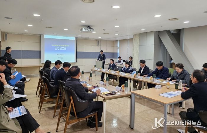 포항시는 지난달 27일 시청 연오세오실에서 ‘영일만항 스웰 개선대책 연구용역’ 중간보고회를 개최했다.