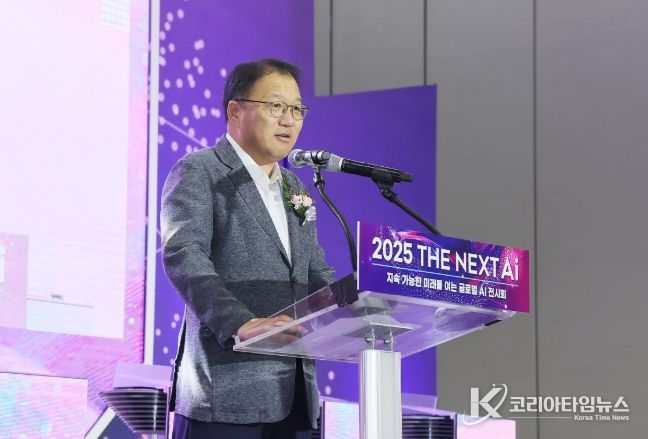 장금용 창원시장 권한대행이 2025 경남 디지털위크 The Next AI 개막식에서 인사말을 하고 있다.