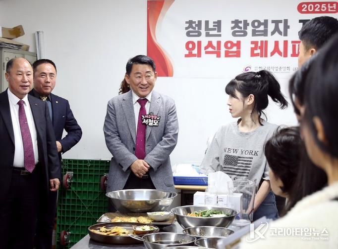 서철모 서구청장이 레시피 개발 교육 현장을 방문에 참가자들을 독려하고 있다