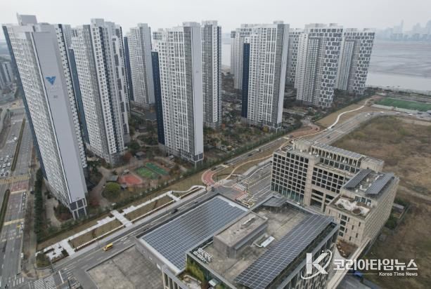 서울대 시흥캠퍼스(우측)와 아파트 사이 부지에 조성된 배곧 도시숲 전경