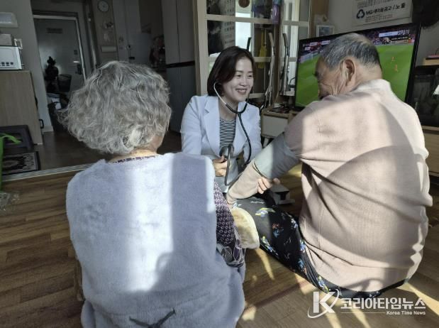 ‘2025년 한파대응 방문건강관리사업’으로 하남시보건소 전담인력이 취약계층 가구에 방문해 기초 건강상태를 확인하고 한파 시 행동요령, 만성질환 관리법 등을 안내하는 모습