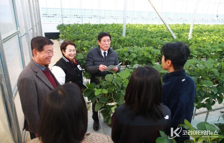 곡성군 관계자들이 임대형 스마트팜에 방문하여, 청년 농업인의 애로사항을 듣고 있다.