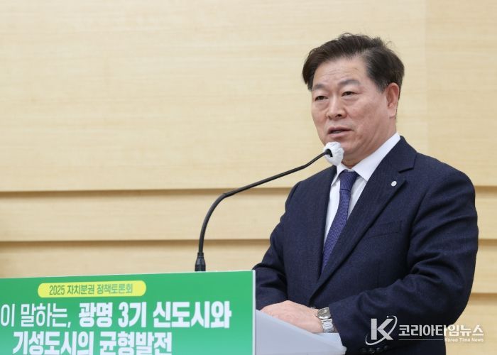 박승원 광명시장이 3일 오후 시청 대회의실에서 열린 '2025 광명시 자치분권 정책토론회'에 참석해 인사말을 하고 있다.