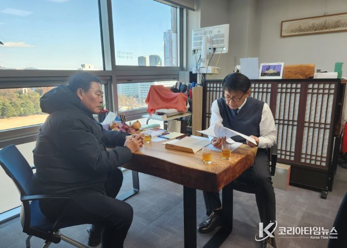 무안군 주요 사업 반영 현황 파악을 위해 서삼석 국회의원실을 방문한 김산 군수