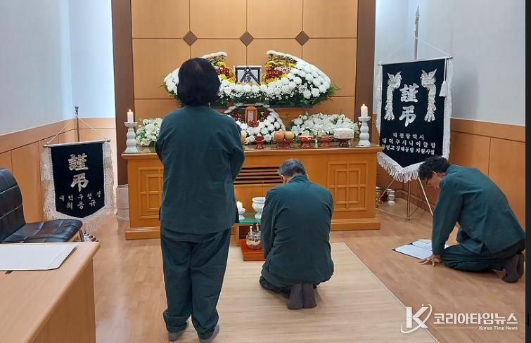 대전 대덕구가 4일 무연고 사망자 등 장례 지원이 필요한 고인을 위해 공영장례를 진행했다. 사진은 노인일자리 참여 어르신들이 고인의 마지막 길을 함께하고 있다.