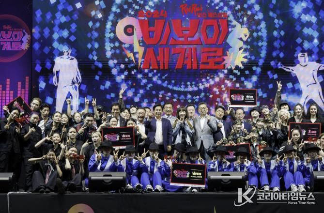 ‘2024 레드로드국제 스트리트 댄스 페스티벌’ 우승자들과 기념촬영을 한 박강수 마포구청장