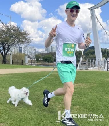 지난 10월 '2025 댕댕순천' 참가자가 반려견과 함께 오천그린광장을 달리고 있다.j