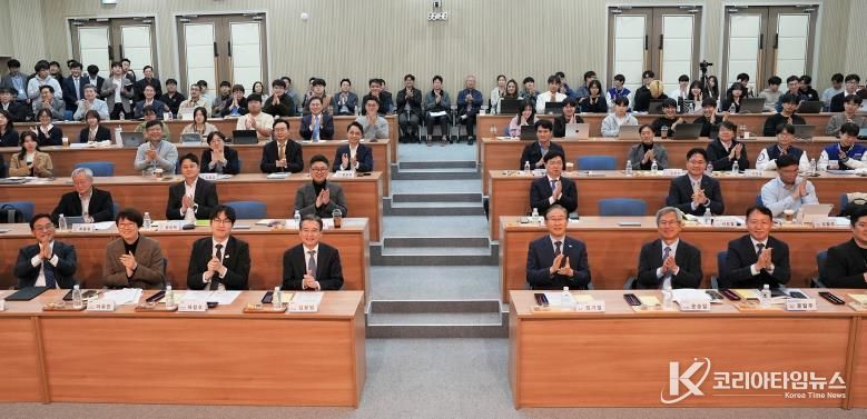 지난 10월 27일 대통령실, 기후에너지환경부, 기업, 대학 연구진 등이 한국에너지공과대학교에서 ‘차세대 전력망 혁신 및 인재 양성·창업 생태계 구축 기업간담회’를 진행했다.