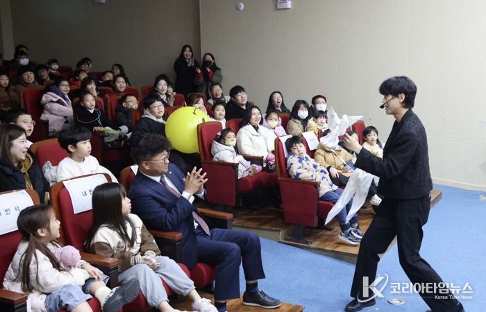 최충규 대덕구청장(사진 첫 번째 줄 왼쪽 세 번째)과 지역 어린이들이 6일 대덕구 안산도서관에서 열린 지역 주민을 위한 가족공연 ‘미래를 준비하는 첫걸음, AI 매직쇼’를 관람하고 있다.