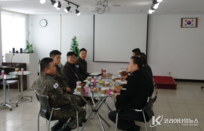 지난 4일 안전환경국장을 비롯한 관계 직원들이 관내 1항공여단을 방문해 여단장 등 부대 관계자와 헬기 소음 저감 조치에 대해 면담을 하고 있다.